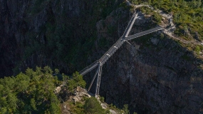 ساخت پلی متفاوت روی آبشاری در نروژ