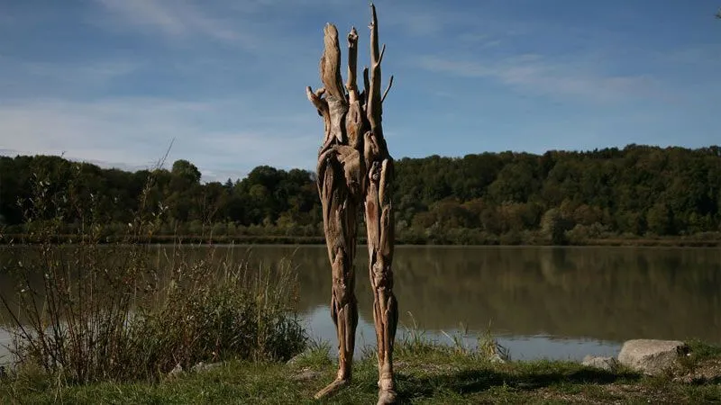 ناگاتو ایواساکی هنرمند ژاپنی و ساخت مجسمه‌های چوبی ترسناک
