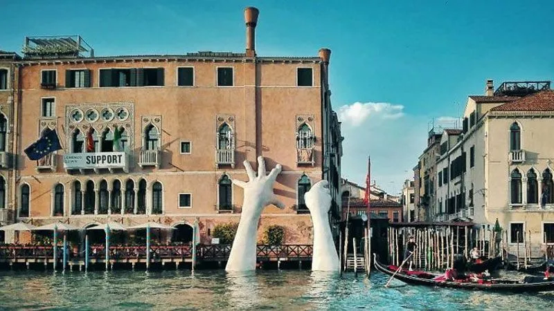 هنرمند ایتالیایی با سخت مجسمه غول پیکر از دو دست انسان در شهر ونیز، در مورد بحران گرم شدن زمین به مردم هشدار داد 