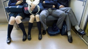 باز نشستن مردان را در وسایل حمل و نقل عمومی 