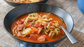 طرز تهیه یک سوپ لذیذ با کلم برگ