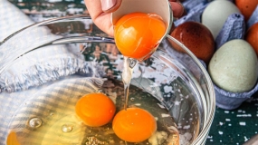اهمیت استفاده از تخم مرغ به دمای محیط رسیده در شیرینی پزی
