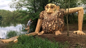 هنر بازیافت و ساخت مجسمه های غول پیکر از ضایعات چوبی
