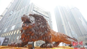 خلاقیت در ساخت مجسمه شیر از تنه درخت