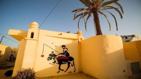 گردهمایی هنرمندان و نمایش هنر خیابانی در روستایی در کشور تونس