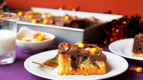 طرز تهیه کیک پرحفره‌ی ژله‌ای برای هالووین