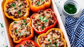 طرز تهیه فلفل دلمه‌ای پر شده با مرغ و برنج