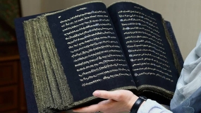 هنرمند آذربایجانی آیات قرآن را با طلا روی صفحات ابریشیمی بازنویسی کرده است