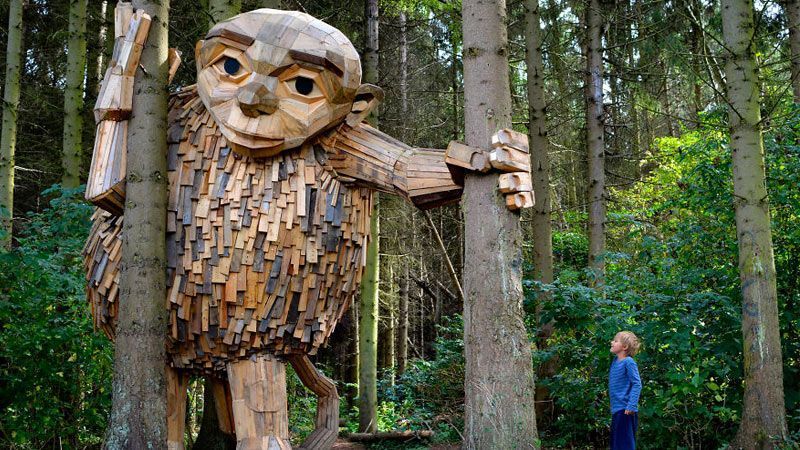 هنر بازیافت و ساخت مجسمه های غول پیکر از ضایعات چوبی