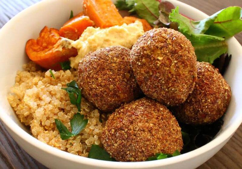 فلافل در کنار کینوای پخته- 724press.com