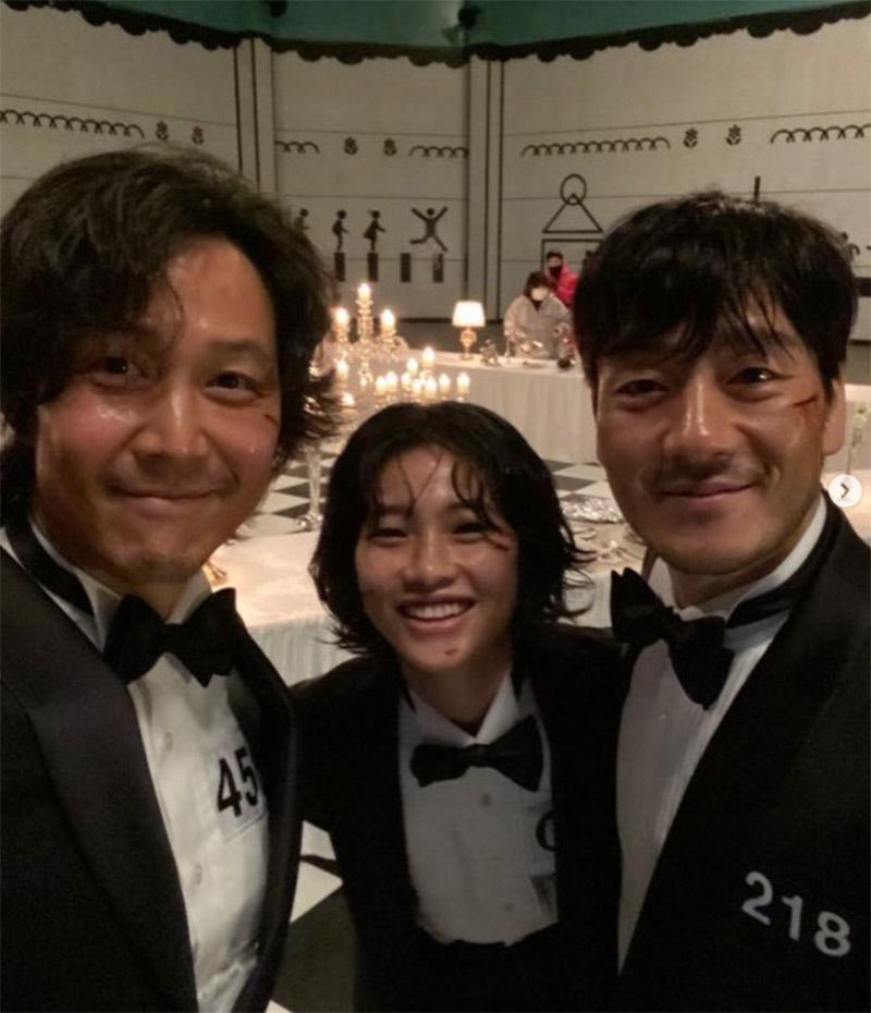 هویون جونگ،پارک هه سو و لی یونگ جه پشت صحنه سریال بازی ماهی مرکب-724press.com