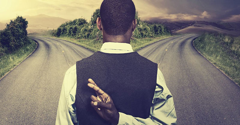 فردی با نشان دادن علامت دروغ با انگشتان-724press.com