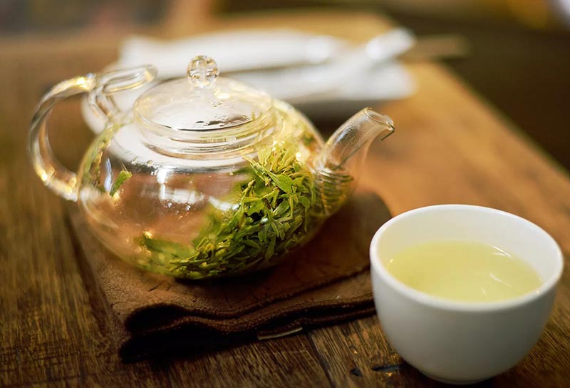 دمنوش گیاهی در قوری شیشه ای-724press.com