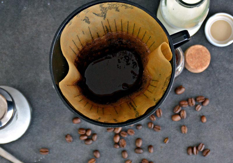 تفاله قهوه و دانه های قهوه و صافی قهوه-724press.com