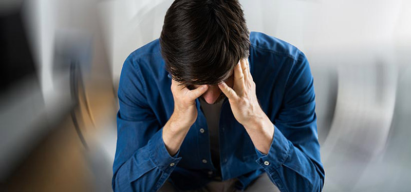 فردی مبتلا به سرگیجه- 724press.com