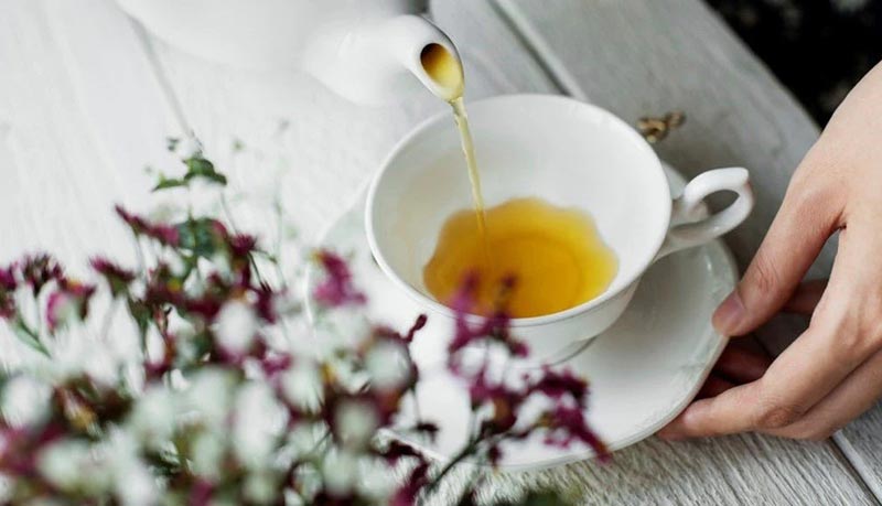 ریختن چای در فنجان چینی-724press.com