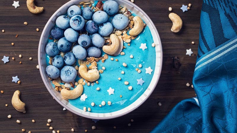 مخلوط اسپیرولینا با ماست، میوه و مغزها- 724press.com