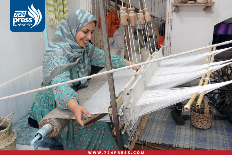 مرضیه شهابادی در حال برک بافی۲