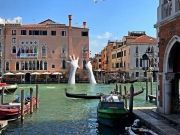hands-sculpture-support-lorenzo-quinn-venice-9-59186fa608864880