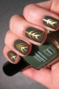 1479156050-arrows-green-christmas-nail-art-1