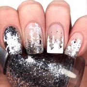 glitter-snowflake-christmas-nail-art-1565709407
