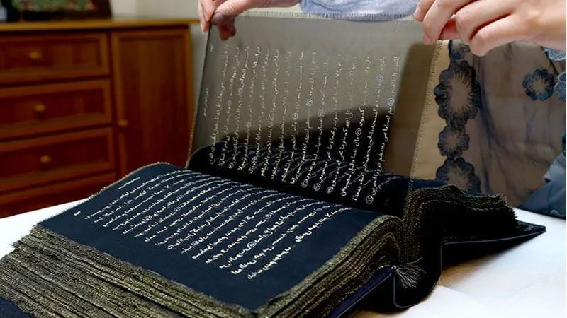 هنرمند آذربایجانی آیات قرآن را با طلا روی صفحات ابریشیمی بازنویسی کرده است