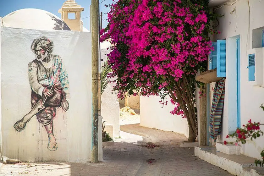 گردهمایی هنرمندان و نمایش هنر خیابانی در روستایی در کشور تونس