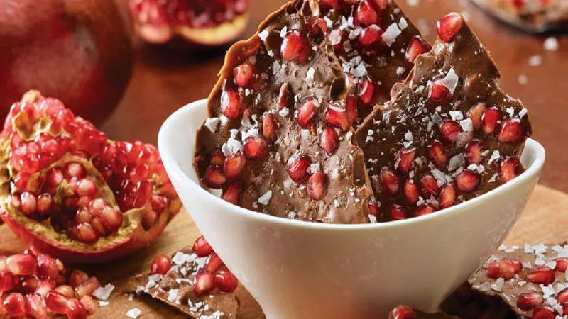 طرز تهیه شکلات با دانه های انار ویژه شب یلدا