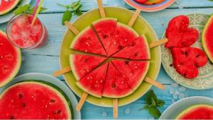 پذیرایی شب یلدا با انواع دسرهای مختلف تهیه یا تزئین شده با هندوانه
