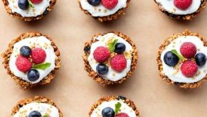 طرز تهیه یک تارت خوشمزه با ماست چکیده و خرما
