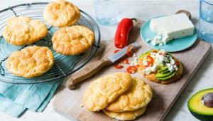 طرز تهیه‌ی نان شیرین سبک و لطیف خانگی