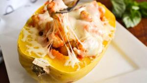 طرز تهیه مرغ با اسپاگتی کدو زرد