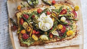 طرز تهیه پیتزای سبزیجات با گل کلم و سس پستوی کدو