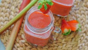 طرز تهیه اسموتی خنک تابستان با توت فرنگی و ریواس